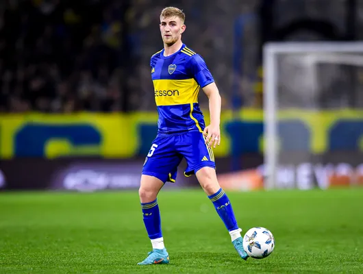 Valentini, con la pelota en sus pies en La Bombonera (Getty)