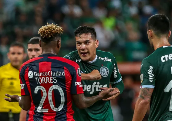 SAO PAULO, BRAZIL - MAY 08: Gustavo Gomez of Palmeiras argues with Gustavo Torres of San Lorenzo during the match between Palmeiras and San Lorenzo as part of  Copa CONMEBOL Libertadores 2019 at Allianz Parque Arena on May 8, 2019 in Sao Paulo, Brazil. (Photo by Ale Cabral/Getty Images)