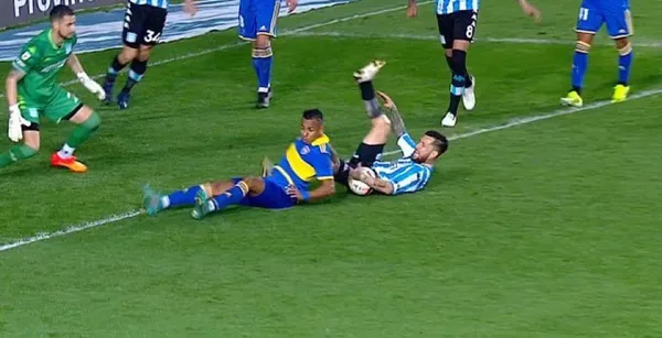 La recordada mano de Jonathan Gómez que "no fue" penal para Boca en la LPF 2022.