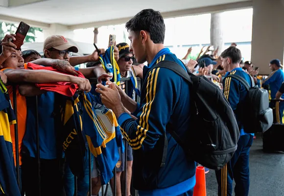 Brey, con los hinchas de Boca en Ecuador.