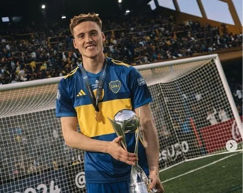 Jabes Saralegui con la Copa Intercontinental Sub 20