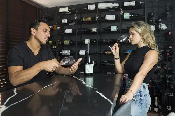 Burdisso junto a su esposa Belén, dueños de los "Vinos de Potrero". (Diario La Nación)