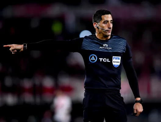 Yael Falcón Pérez, el árbitro del Superclásico (Getty Images)