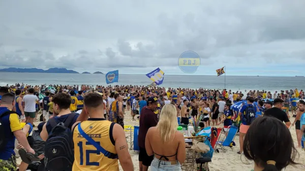 Los hinchas xeneizes coparon las playas de Copacabana.