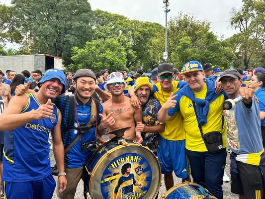 Wonyoung Choi con los hinchas de Boca.
