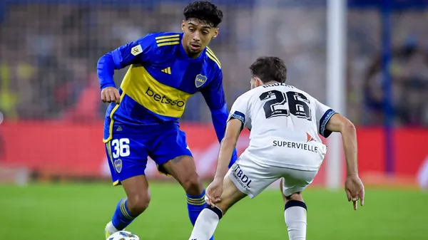 Cristian Medina, castigado por Gago. (Getty)