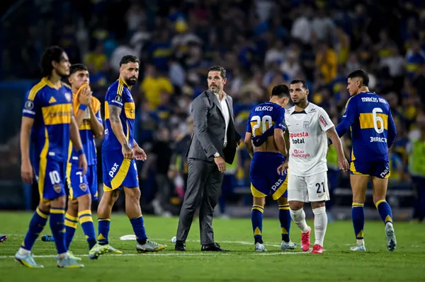 Gago consuela a Velasco en La Bombonera
