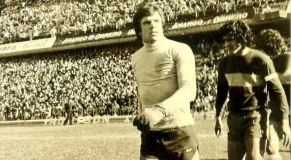 Osvaldo Norberto Santos con el buzo de Boca. (Captura)