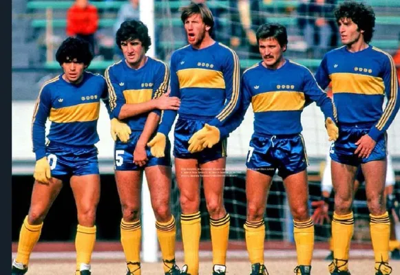 Krasouski, entre Maradona y Gareca durante una gira en Japón