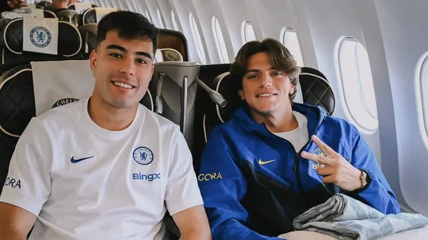 Anselmino volvió a Chelsea y hará la pretemporada en Australia.