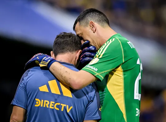 El momento en que Marchesín estaba hablando con el PF para hacer el cambio. (Getty Images)