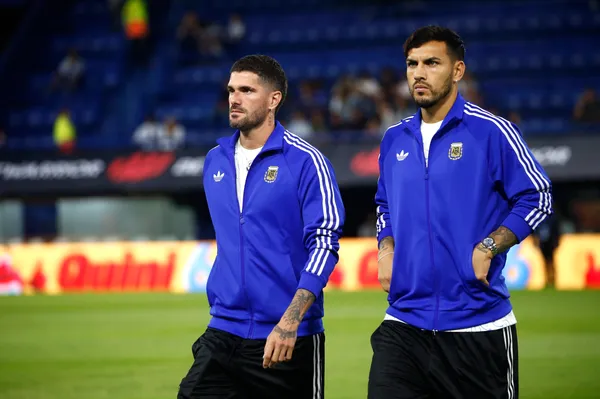 Paredes junto a De Paul en Argentina. (Getty)