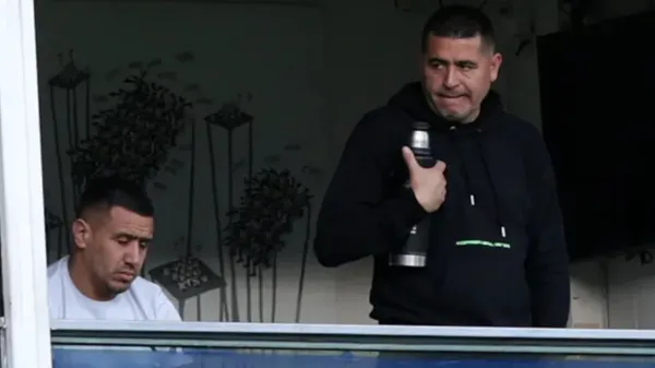 Juan Román Riquelme y su hermano Cristian, en un palco de La Bombonera. (Getty)