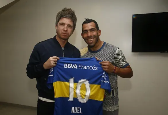 Noel Gallagher con Carlos Tevez y la "10" de Boca. (Boca Oficial)
