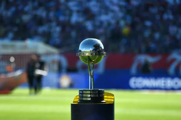 El trofeo de la Copa Sudamericana. (Getty)