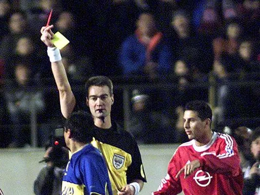 El momento de la expulsión del "Chelo" Delgado ante Bayern Múnich. (Foto web)