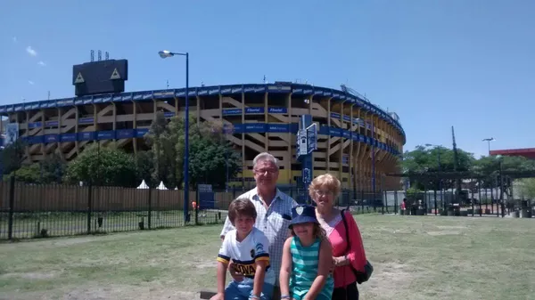 Los hijos de Laura Martínez, la hermana de Diego, en La Bombonera.