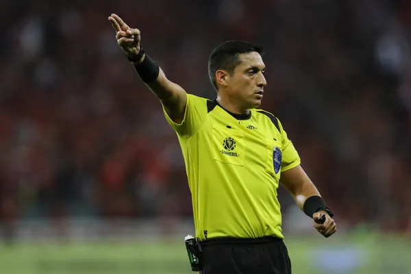 Valenzuela dirigió 11 partidos en esta Copa y sueña con su primera final