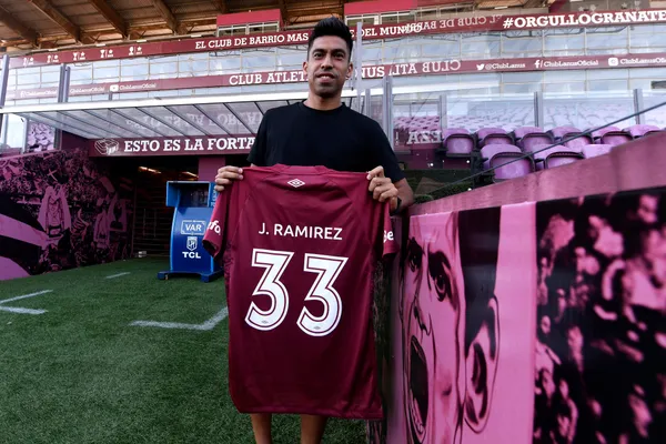 Juan Ramírez, en la presentación con su nuevo club. (@clublanus)