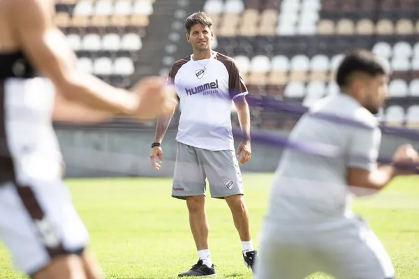 Grazzini en la práctica de Platense. (caplatense)