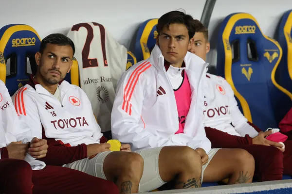 Paulo Dybala junto a Leandro Paredes, en la Roma. (Imago)