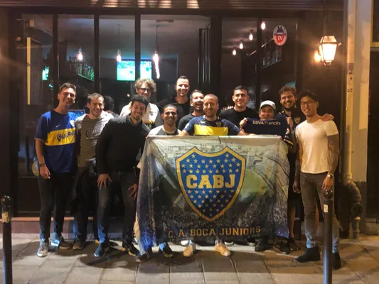 Paredes junto a hinchas de Boca en 2019. (Consulado de Boca en París)