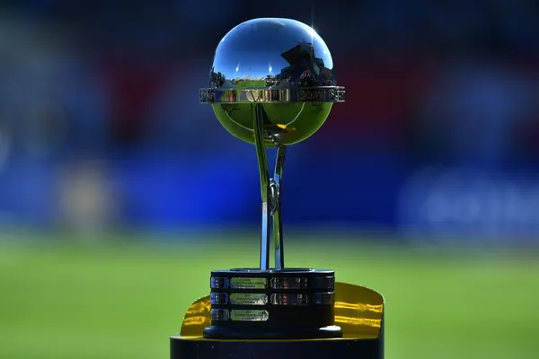El trofeo de la Copa Sudamericana. (Getty)