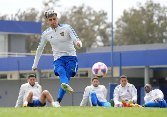 Maximiliano Zalazar, en el entrenamiento de Boca. (IMAGO)