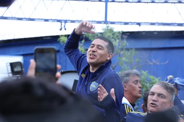 Riquelme, junto a Giunta y Soñora, canta con los hinchas