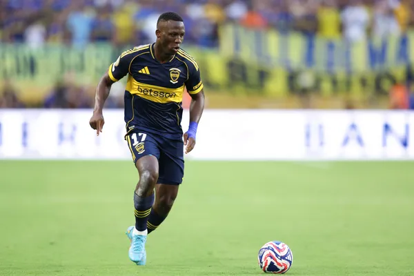 Advíncula podría ser incluido en la negociación por otro jugador. (Getty Images)