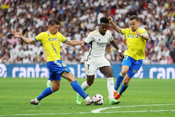 Escalante, marcando a Vinicius. (Getty)