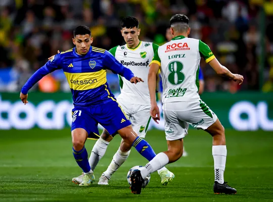 FLORENCIO VARELA, ARGENTINA - SEPTEMBER 15: Ezequiel Fernandez of Boca Juniors competes for the ball with Julian Lopez of Defensa y Justicia during a match between Defensa y Justicia and Boca Juniors as part of Group B of Copa de la Liga Profesional 2023 at Estadio Norberto Tomaghello on September 15, 2023 in Florencio Varela, Argentina. (Photo by Marcelo Endelli/Getty Images)