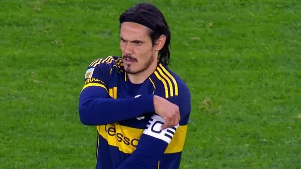 Cavani ingresó y llevó la cinta de capitán en Boca. (Captura)