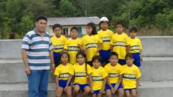 Los chicos con camisetas de Boca, hechas por una costurera. (TyC Sports)