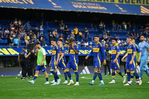 Los jugadores saludan a la gente tras la caída en el clásico