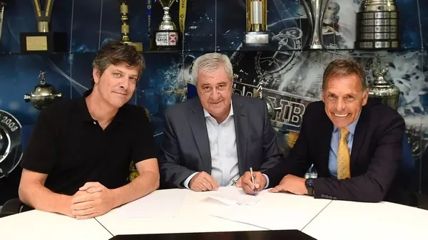 Russo, firmando su contrato junto a Jorge Amor Ameal y Mario Pergolini