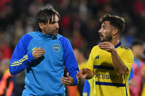 Martínez y Saracchi charlan durante un partido