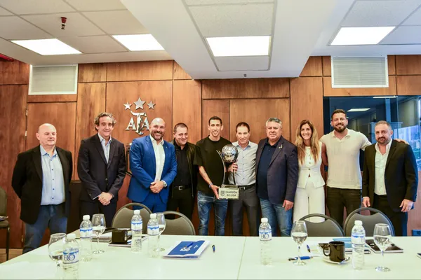 Ángel Di María con el trofeo de Campeón Anual. (LPF Oficial)