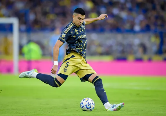 Rodrigo Battaglia tiene pensado cederle la "5" a Paredes. (Getty Images)