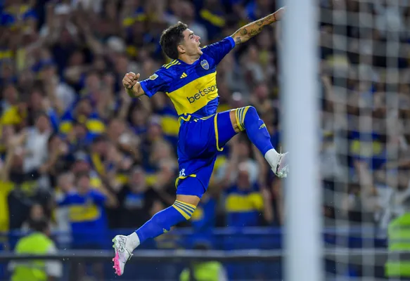 Blondel celebra su golazo de cara a la hinchada de Boca