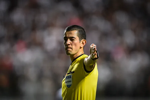 Andrés Rojas, el referí que no le trae buenos recuerdos a Boca. (Getty)
