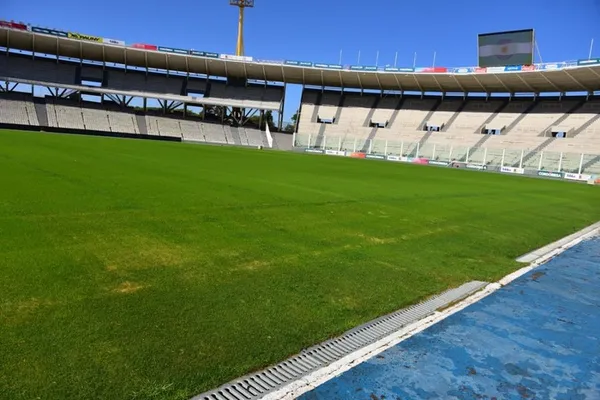 La mejora del césped del Kempes. (La Voz del Interior)