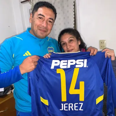 Jerez con su camiseta junto a su pareja. (Captura)