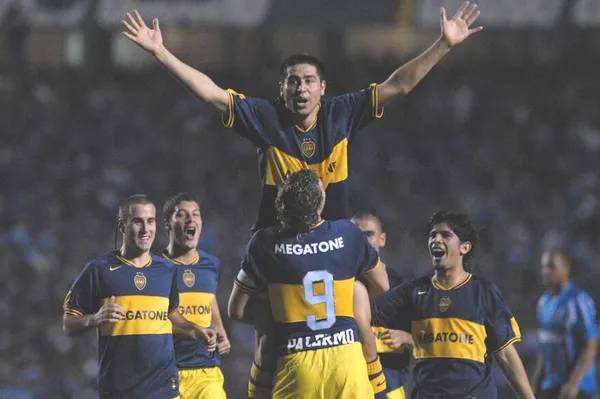 Un abrazo histórico: Román y Palermo celebran uno de los goles a Gremio en la final 2007