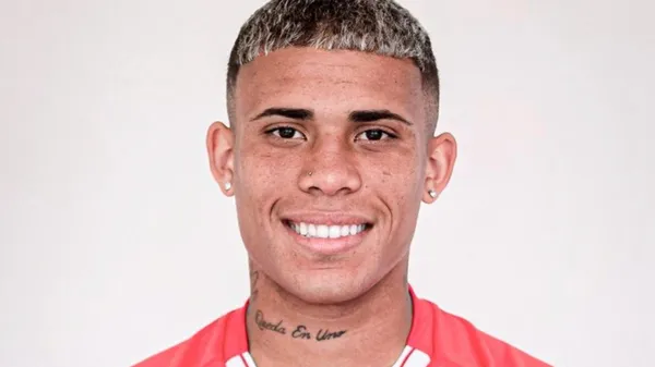 El tatuaje de Ayrton Costa en su cuello.