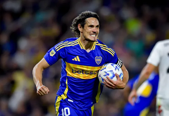 BUENOS AIRES, ARGENTINA - OCTOBER 27: Edinson Cavani of Boca Juniors celebrates after scoring the team's first goal during a Liga Profesional 2024 match between Boca Juniors and Deportivo Riestra at Estadio Alberto J. Armando on October 27, 2024 in Buenos Aires, Argentina. (Photo by Marcelo Endelli/Getty Images)