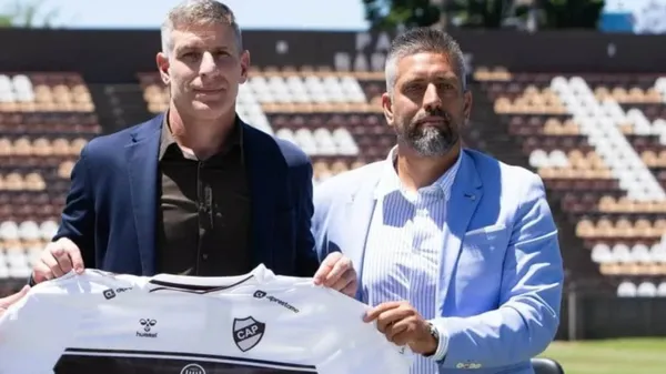 Martín Palermo junto a Sebastián Ordoñez, presidente de Platense. (Platense)