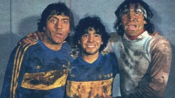 Gatti junto a Maradona y Brindisi. (El Gráfico)