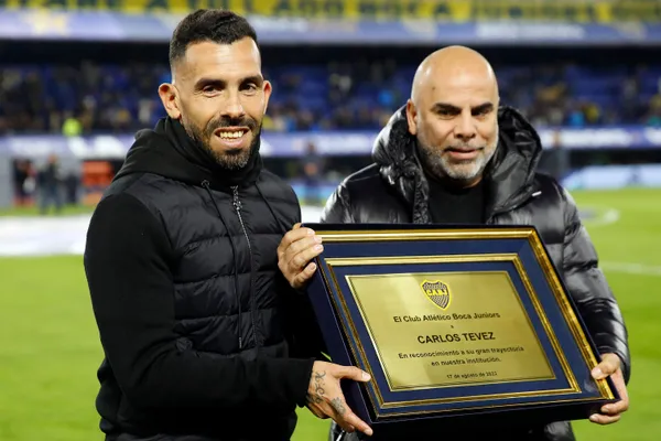 Chicho Serna junto a Tevez. (Getty)