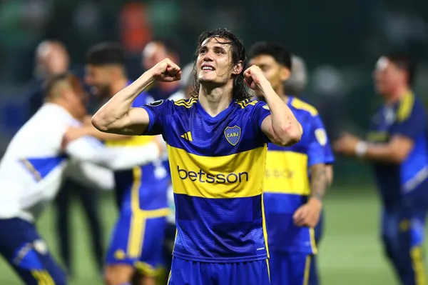 Puños apretados para Cavani en el Allianz Parque, el estadio donde jugó su mejor partido hasta entonces con Boca